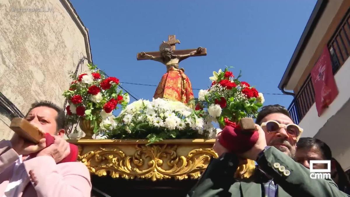 segurilla-arropa-a-su-cristo-de-las-maravillas-con-devoci-n-toledo