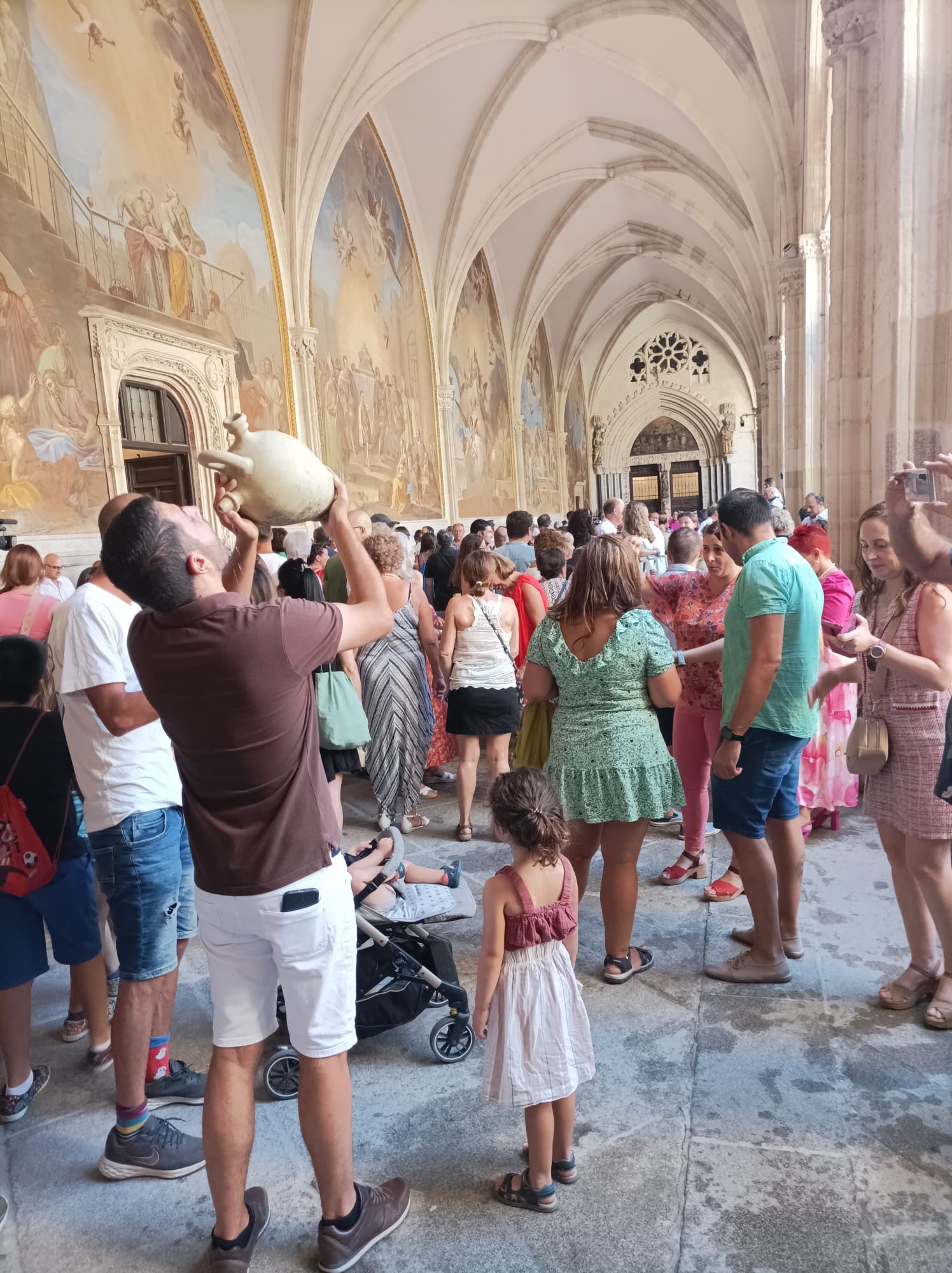 Beber agua del botijo en la Catedral de Toledo más que una tradición