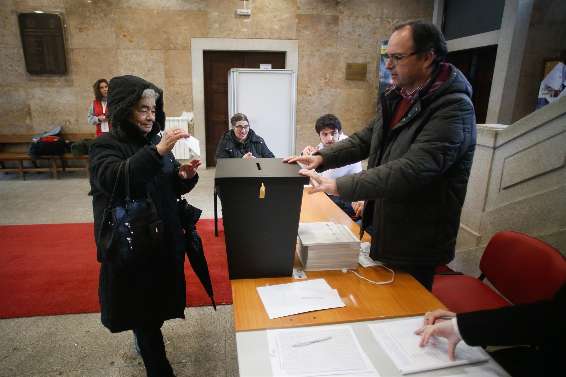 Elecciones en Portugal los sondeos apuntan a una victoria de la derecha